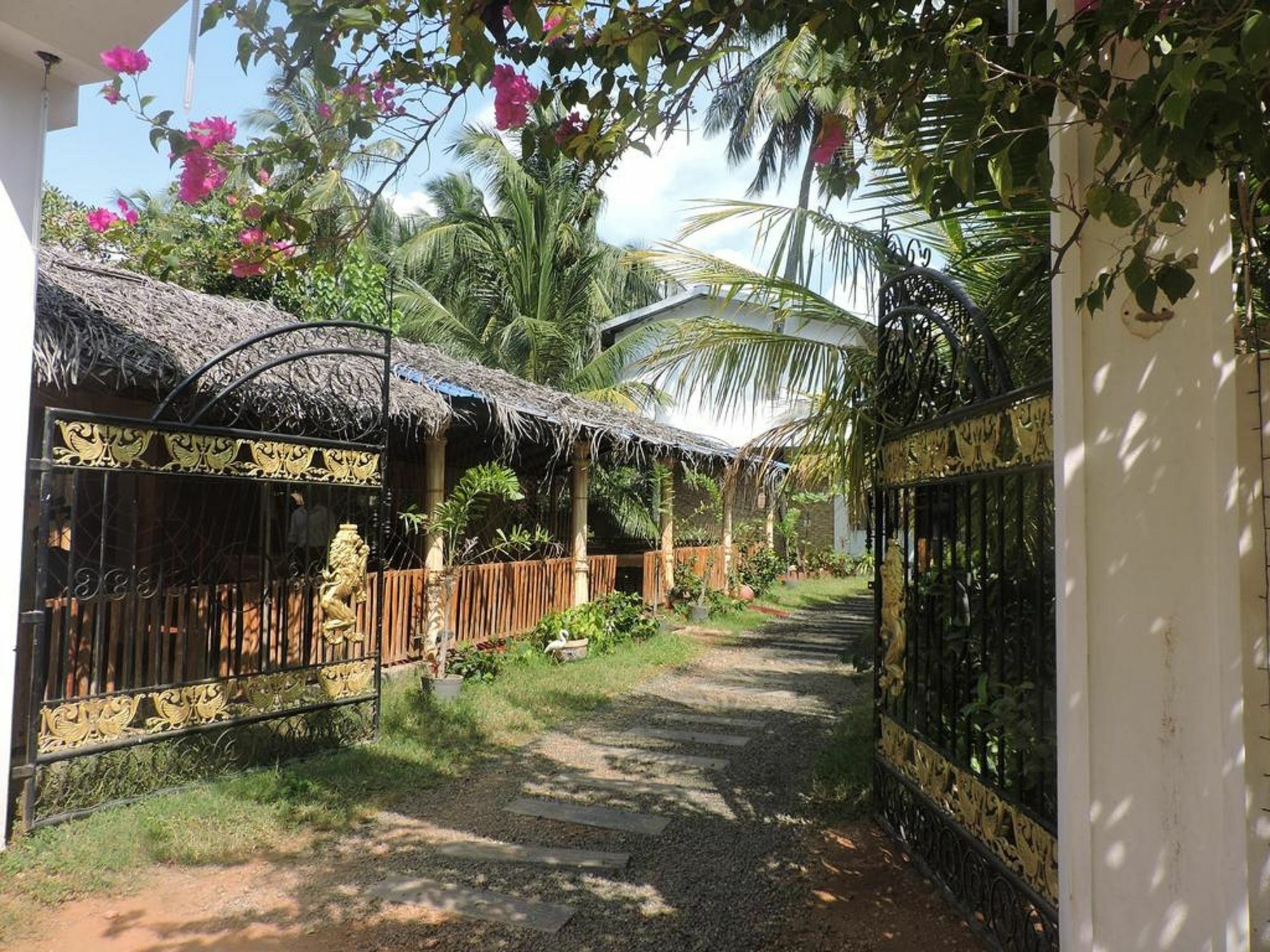 Golden Beach Inn Trincomalee Exterior photo